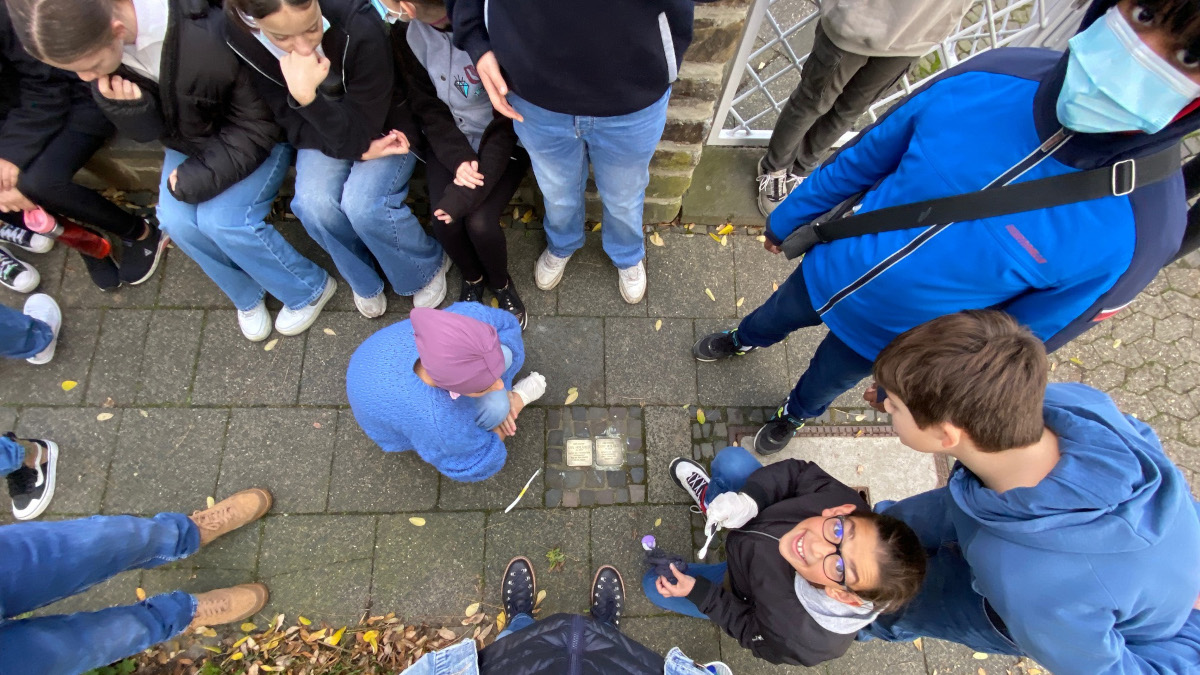 Schüler reinigen Stolpersteine