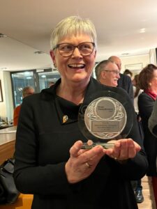 Sibylle Kühne-Franken hält den Preis für bürgerschaftliche Civilcourage in en Händen